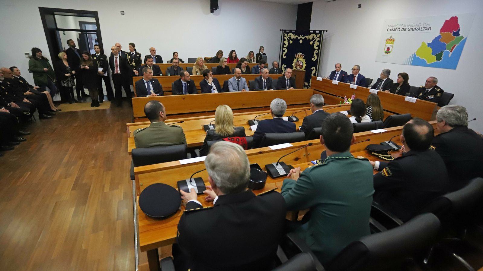 Fotos del acto de entrega de la Medalla de la Mancomunidad a la Policía Nacional