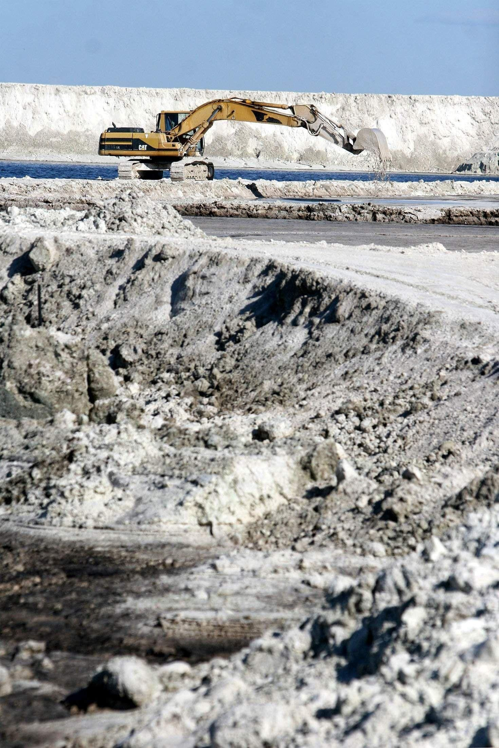 Una excavadora realiza trabajos en las balsas, en una imagen de archivo.