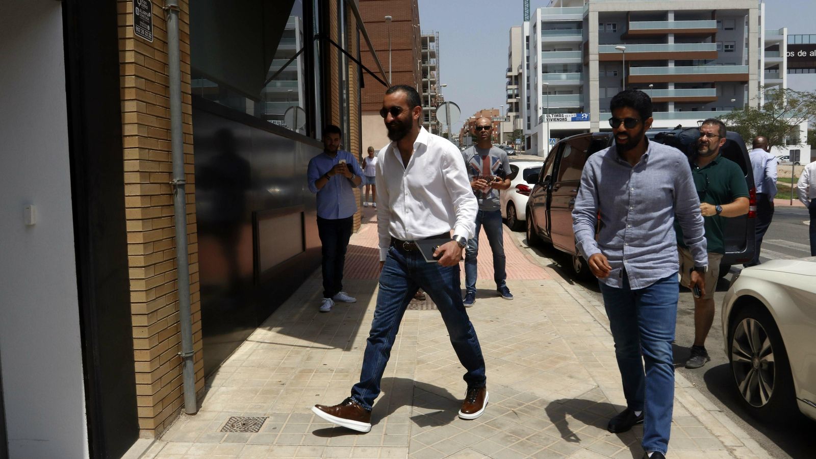 Mohamed El Assy (de blanco), nombrado director general, va a ser el hombre fuerte del jeque en Almería