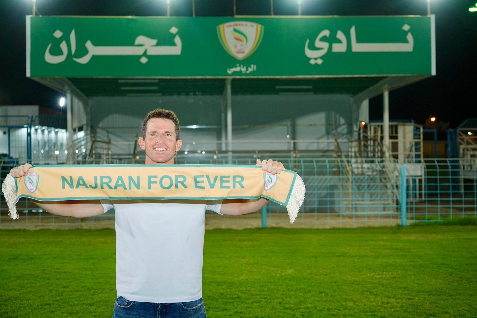 El entrenador gaditano posa con una bufanda de su nuevo equipo.
