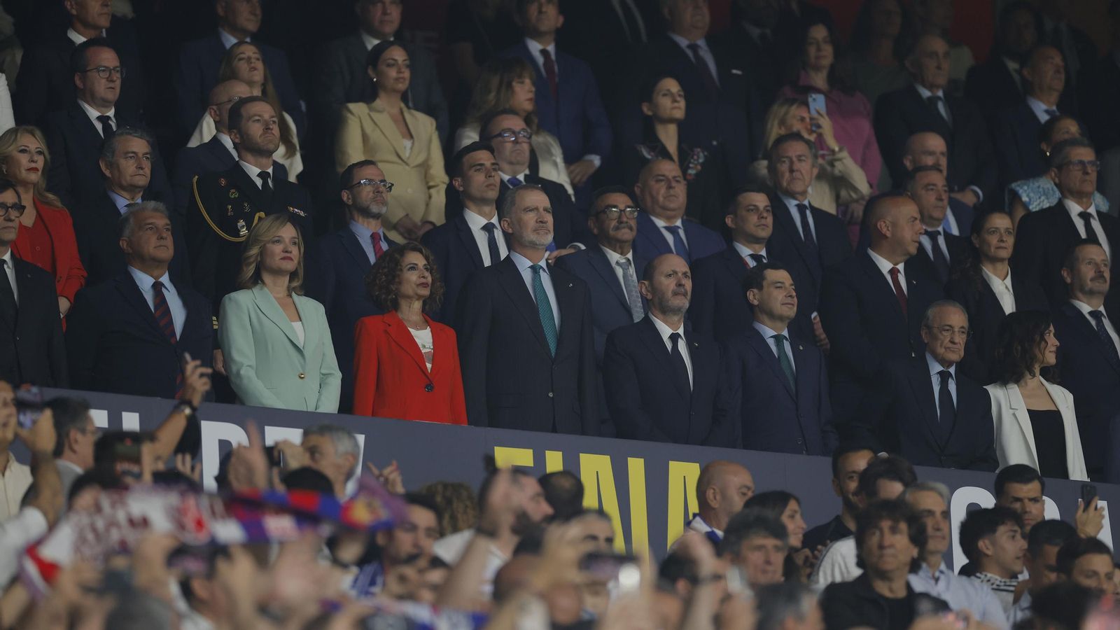 Felipe VI preside el palco de autoridades mientras suena el himno de España.