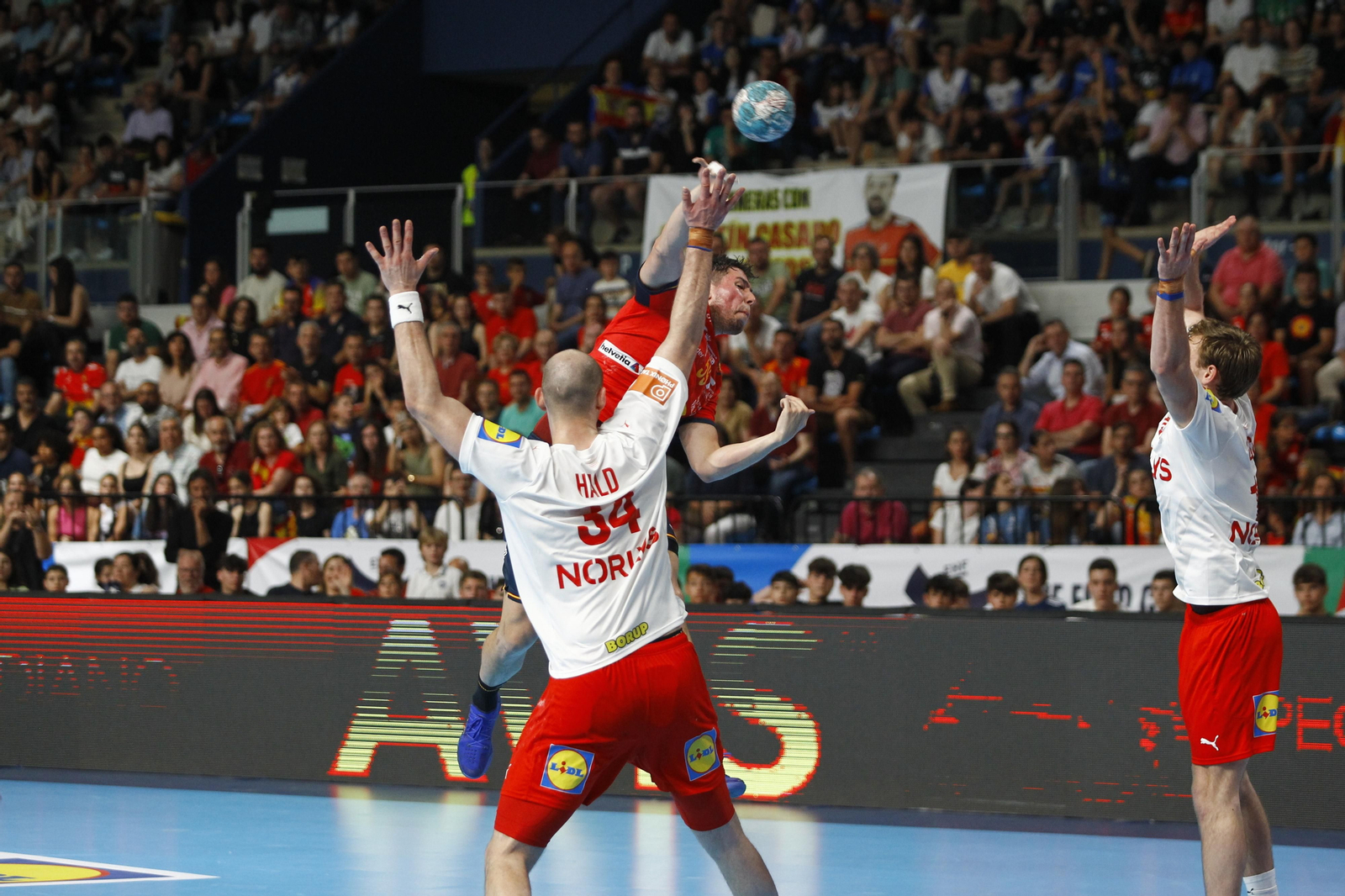 Imágenes del España-Dinamarca de la EHF Euro Cup de balonmano, en Almería