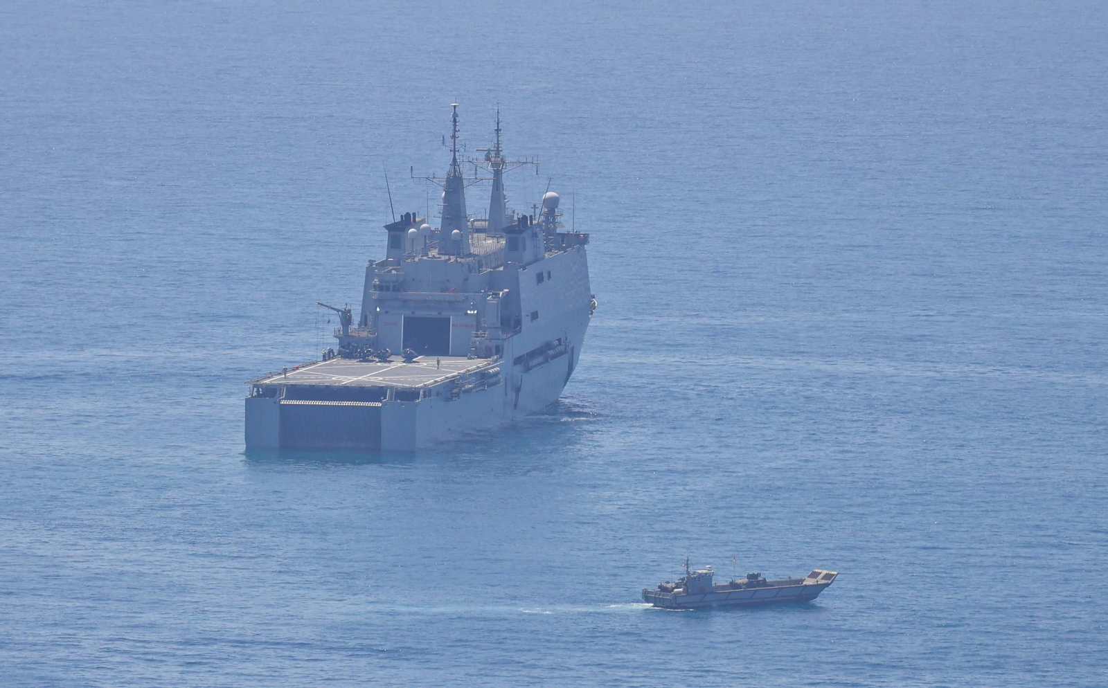 Los buques de la Armada 'Juan Carlos I' y 'Galicia' ya están en Málaga para el desembarco, en fotos