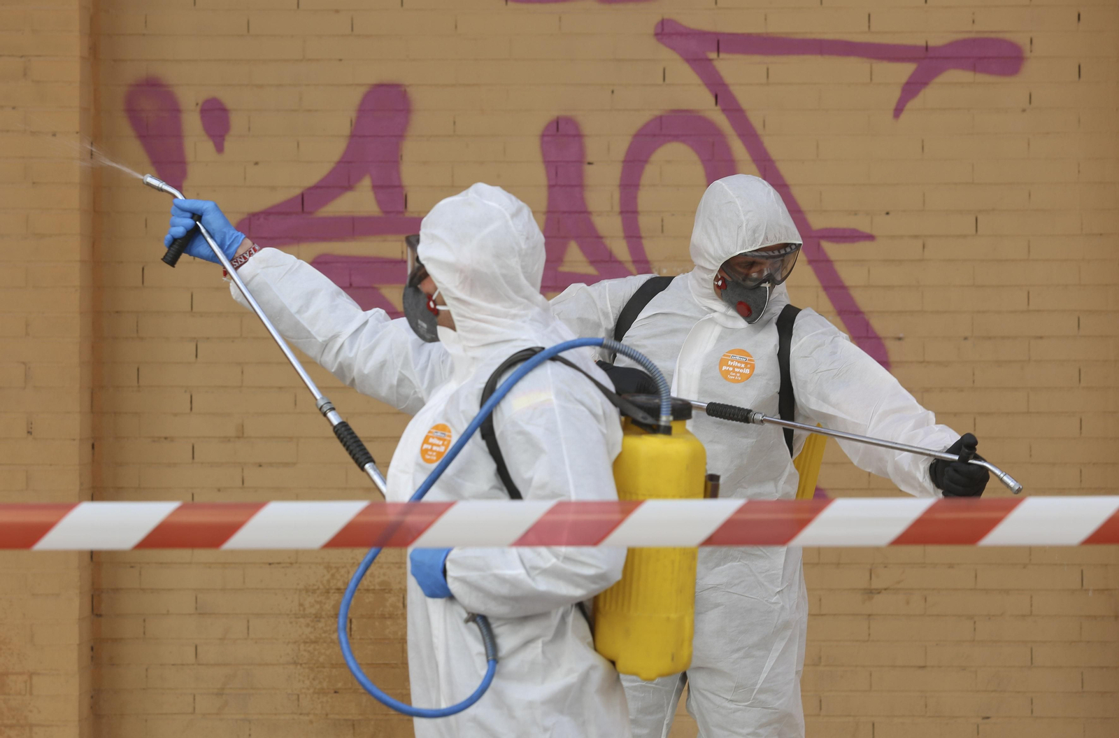 La UME desinfecta en Málaga la estación de autobuses y el puerto, en fotos