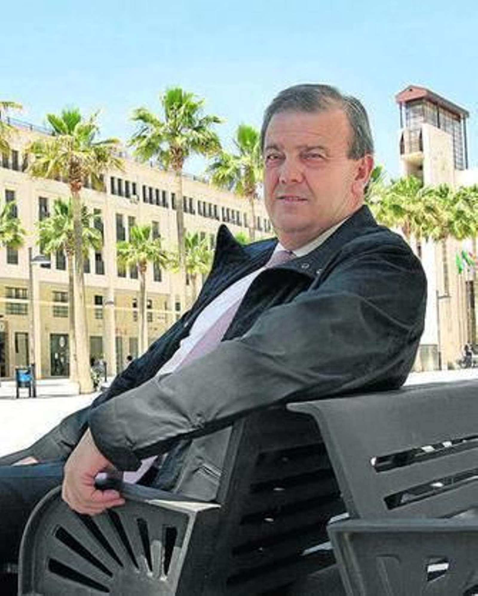 El alcalde de El Ejido, Juan Enciso, en la plaza mayor del municipio.