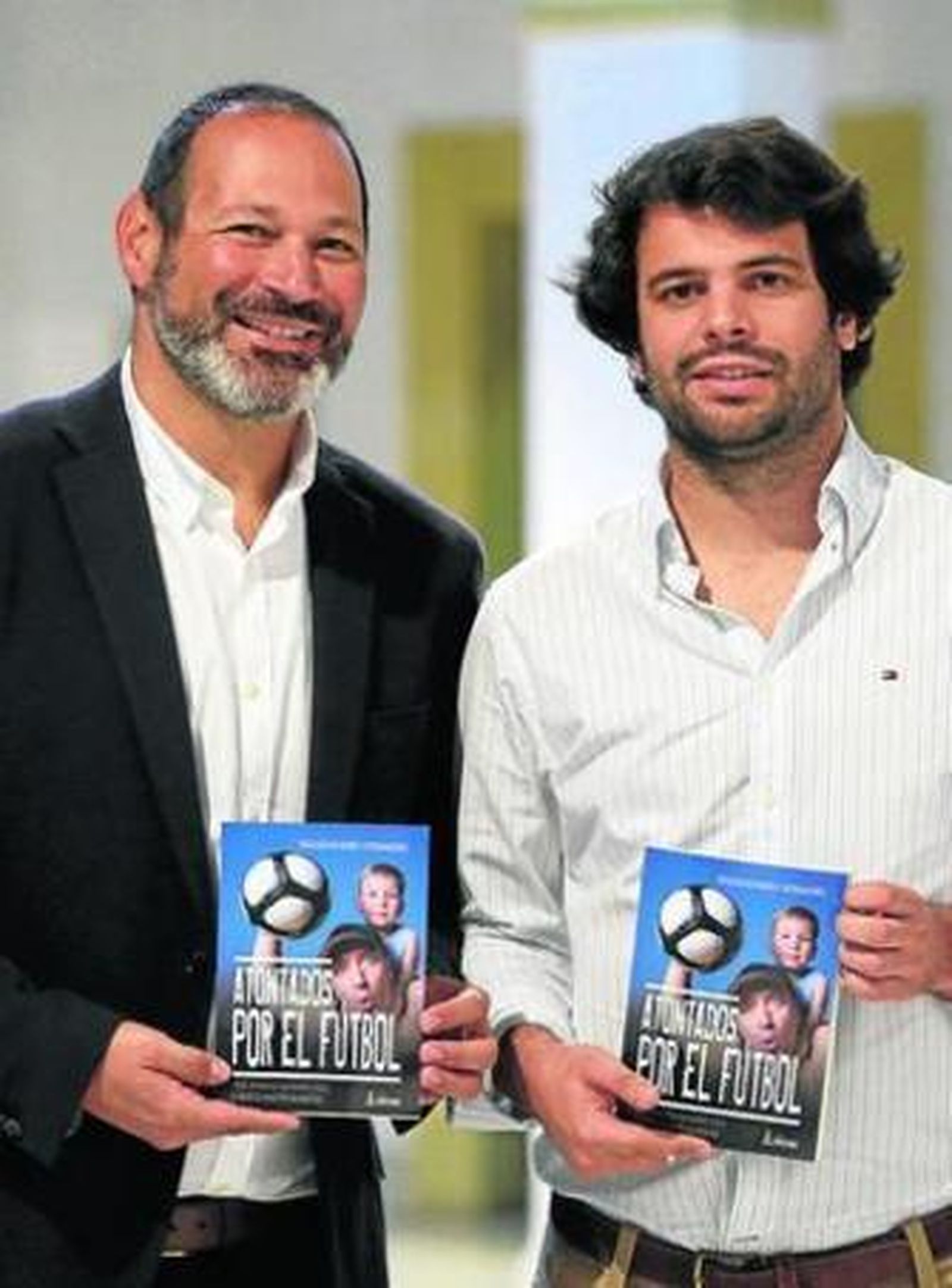 Nacho Navarro y Alberto Martín posan con el libro en su presentación.