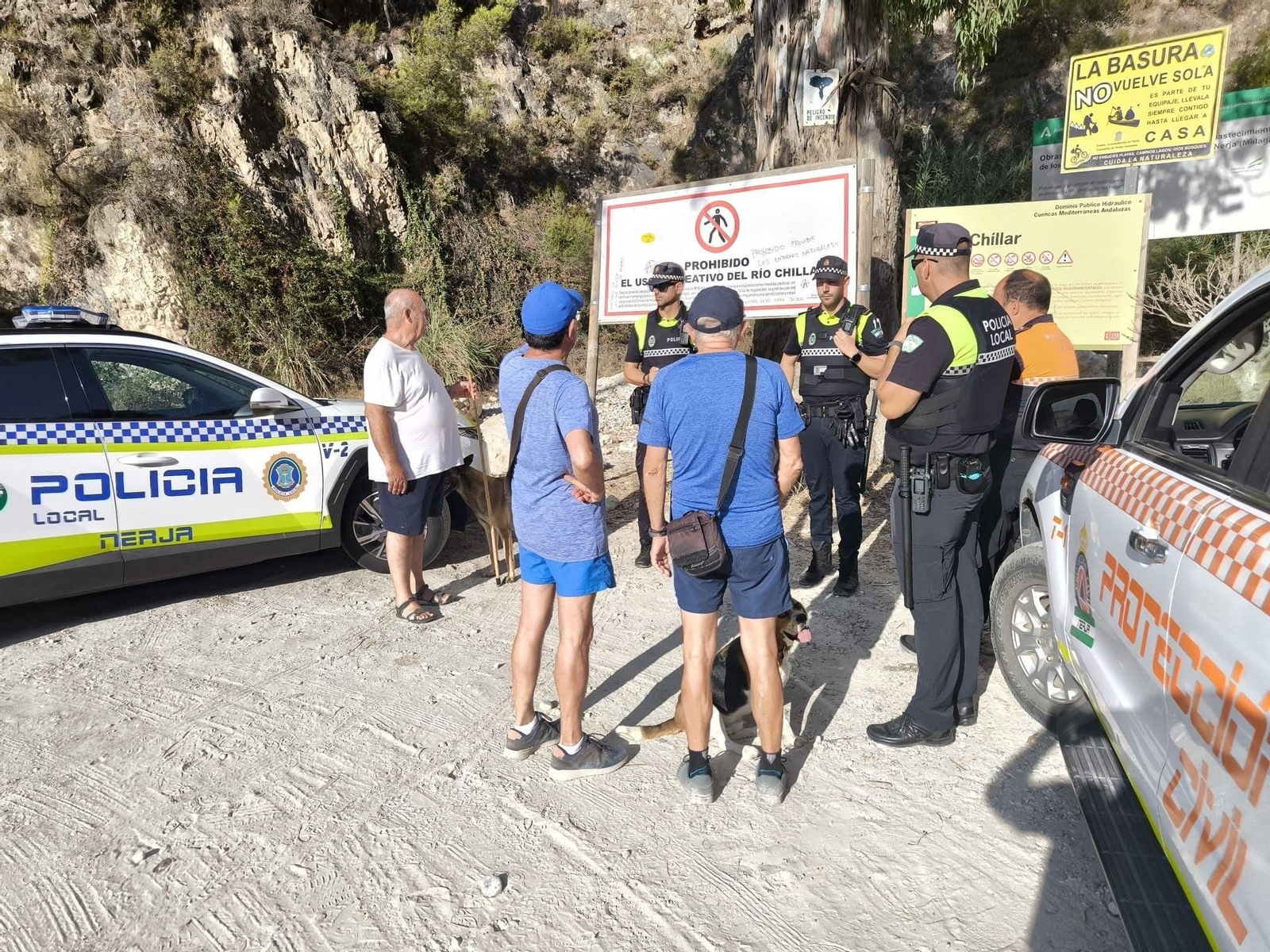 Policía Local de Nerja controla el acceso al río Chillar, que permanece cerrado otro verano más.