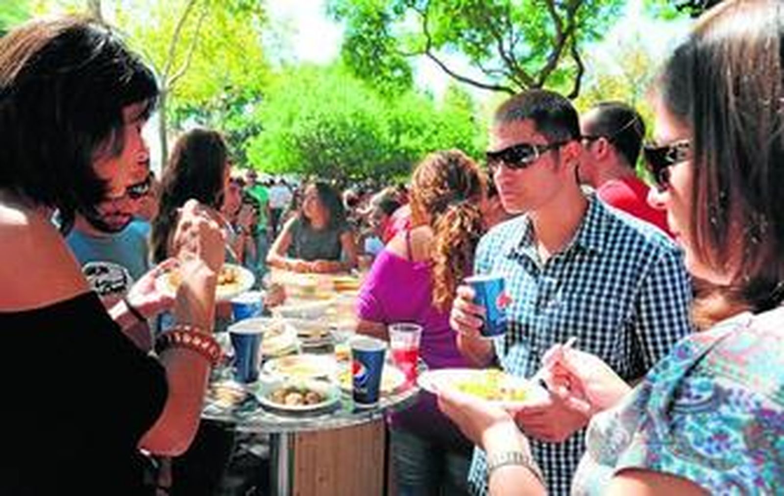 Isleños, degustando tapas en el parque Almirante Laulhé durante el fin de semana.