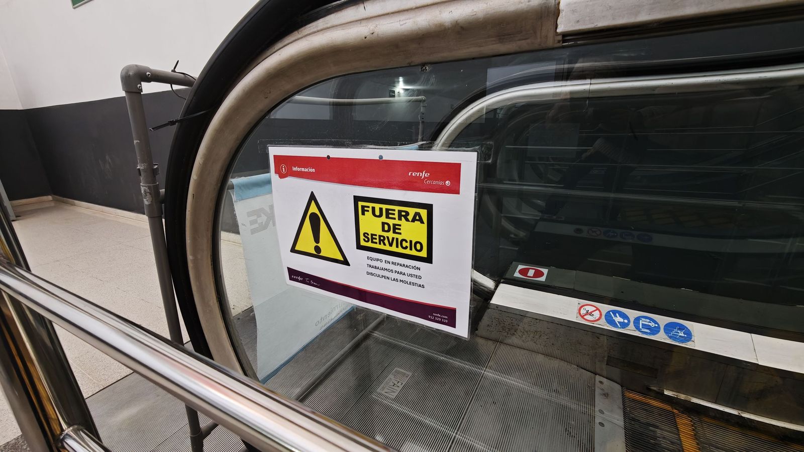 El ascensor de la estación de El Puerto, que lleva semanas averiado.