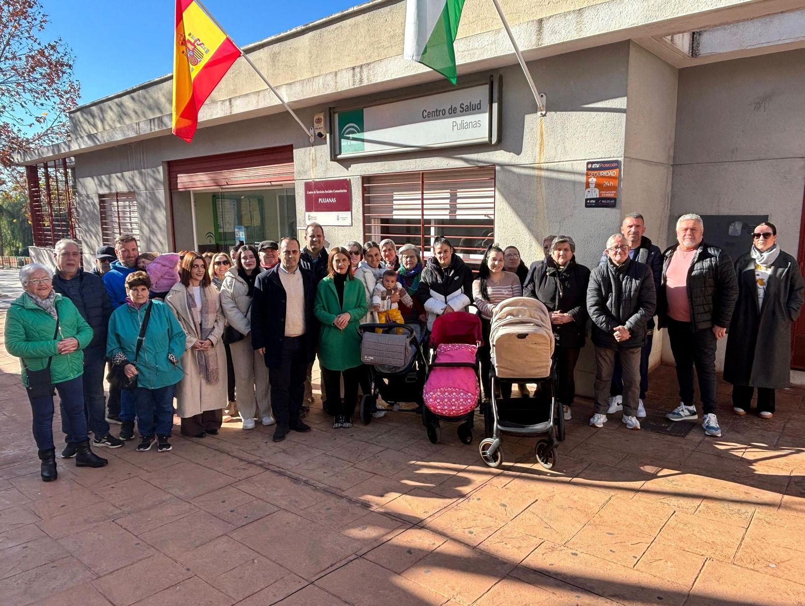Olga Manzano Junto al alcalde de Pulianas, José Antonio Carranza en el Centro de Salud