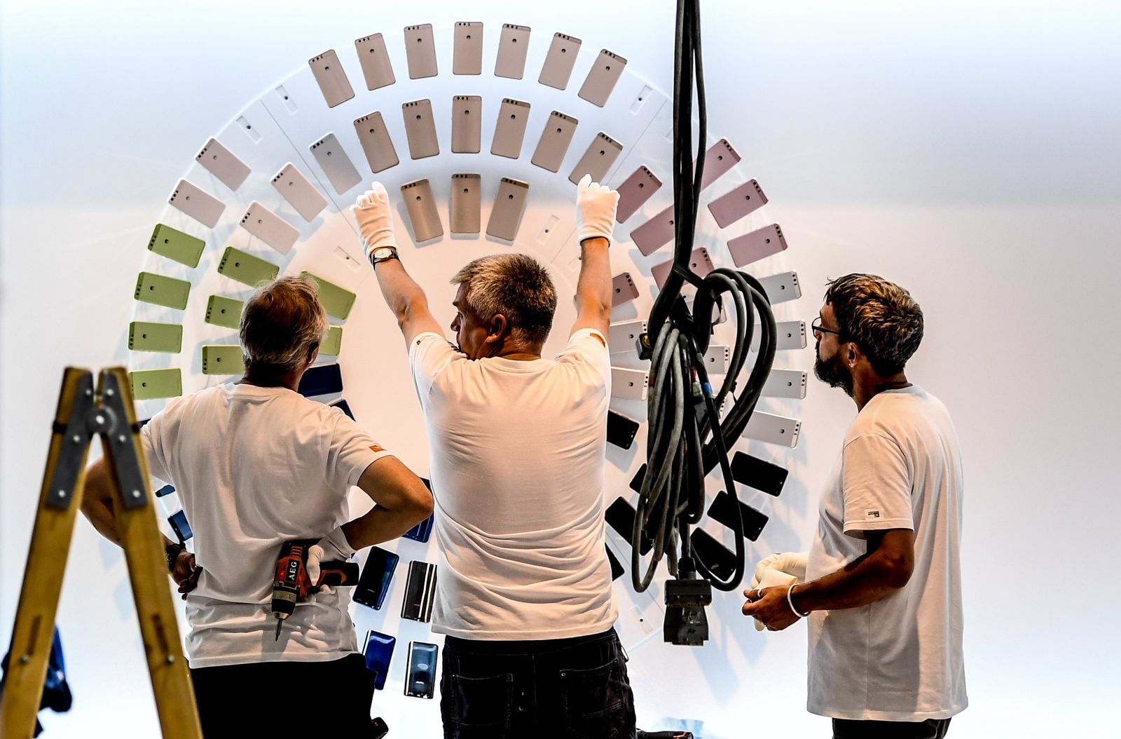 Operarios montan uno de los expositores del IFA 2017.