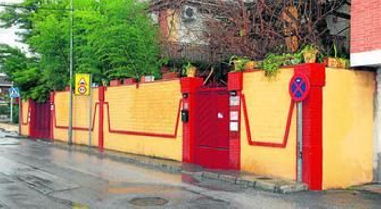 Fachada de la casa yoga que los ex acólitos que han hablado con este periódico conocieron bien a fondo, hasta el punto de que uno la construyó casi en solitario. Fachada de la casa yoga que los ex acólitos que han hablado con este periódico conocieron bien a fondo, hasta el punto de que uno la construyó casi en solitario.
