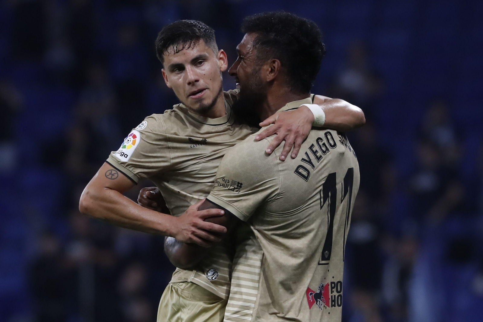 Dyego Sousa se abraza a Robertone tras lograr la salvación en Cornellá