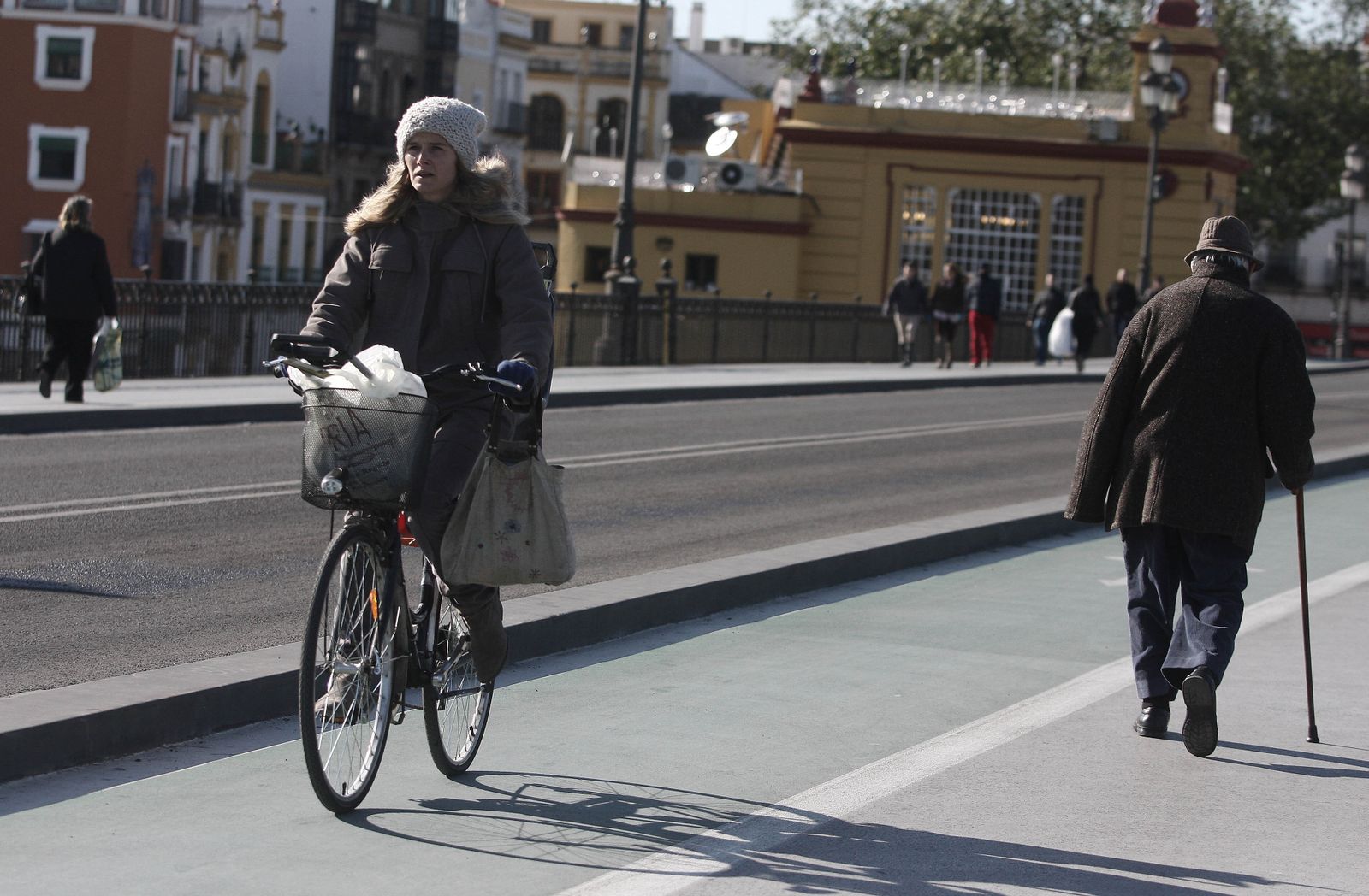Gente abrigada por las mañanas.
