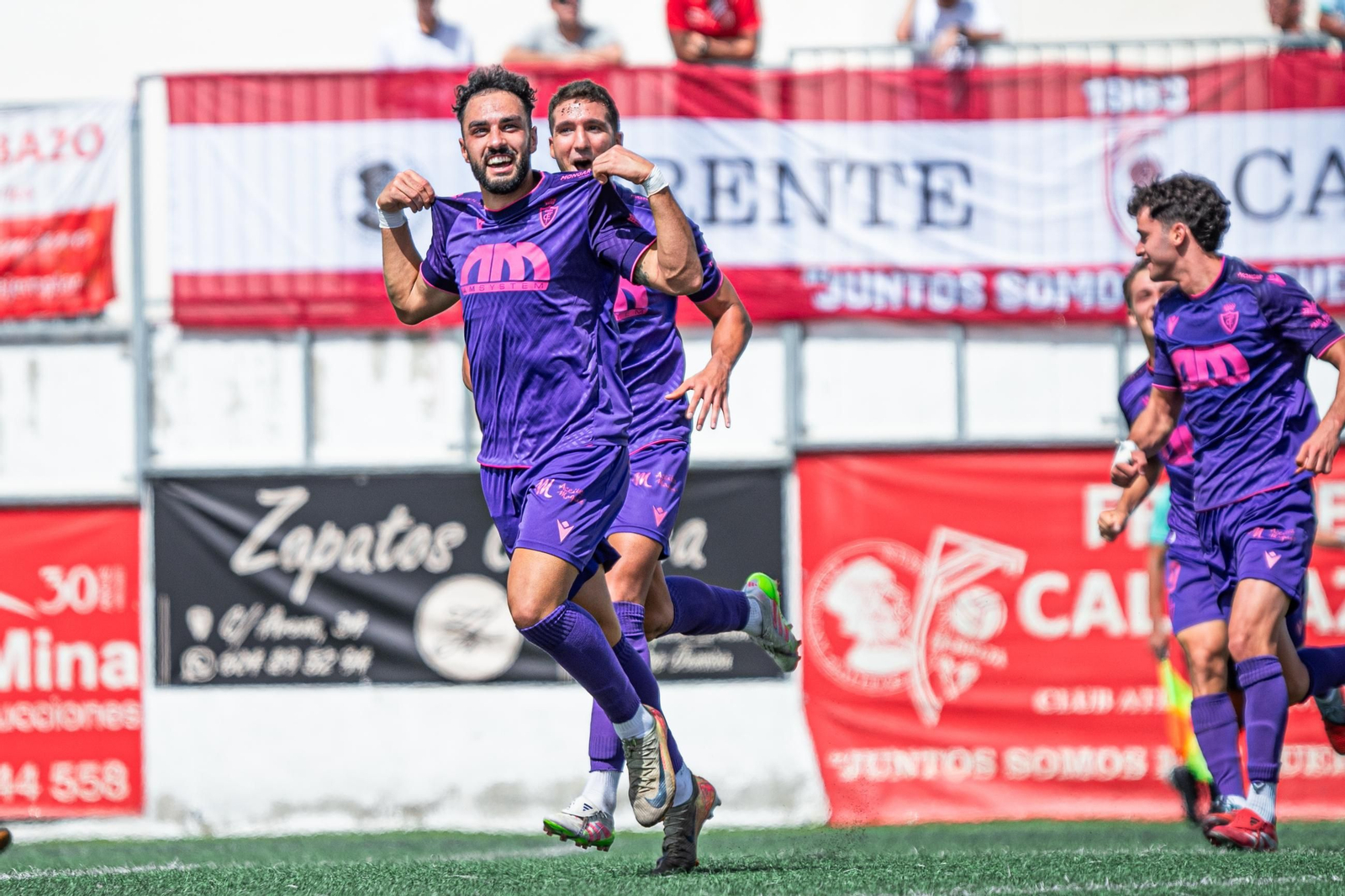Alberto Bernardo celebra el tanto que supuso el 2 a 3 para el Real Jaén.