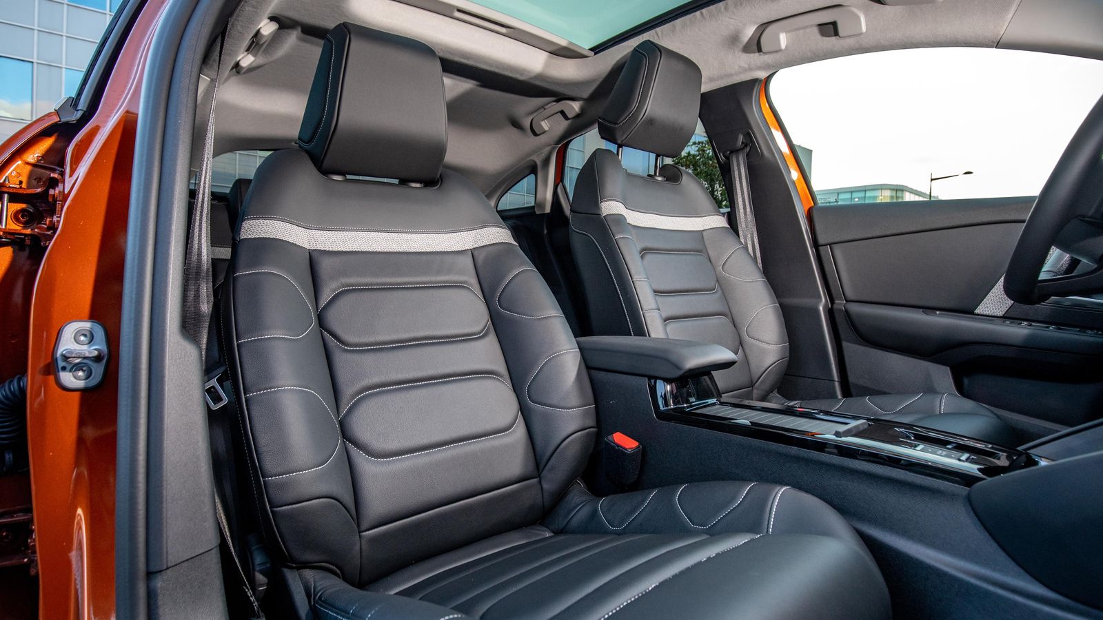 Los asientos delanteros Advanced Comfort pueden encontrarse en un nivel como opción y de serie desde el Feel Pack.
