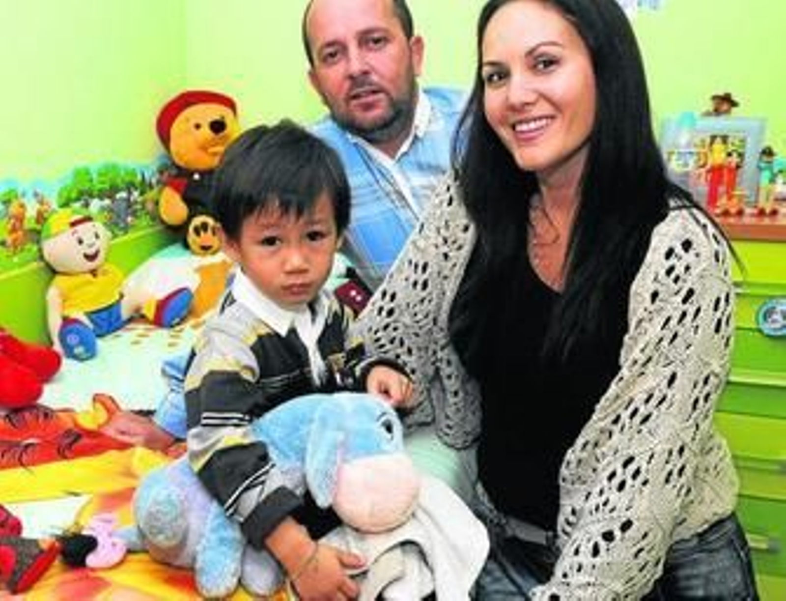 Chari y su marido Juan Antonio, en su casa, con el pequeño Daniel.