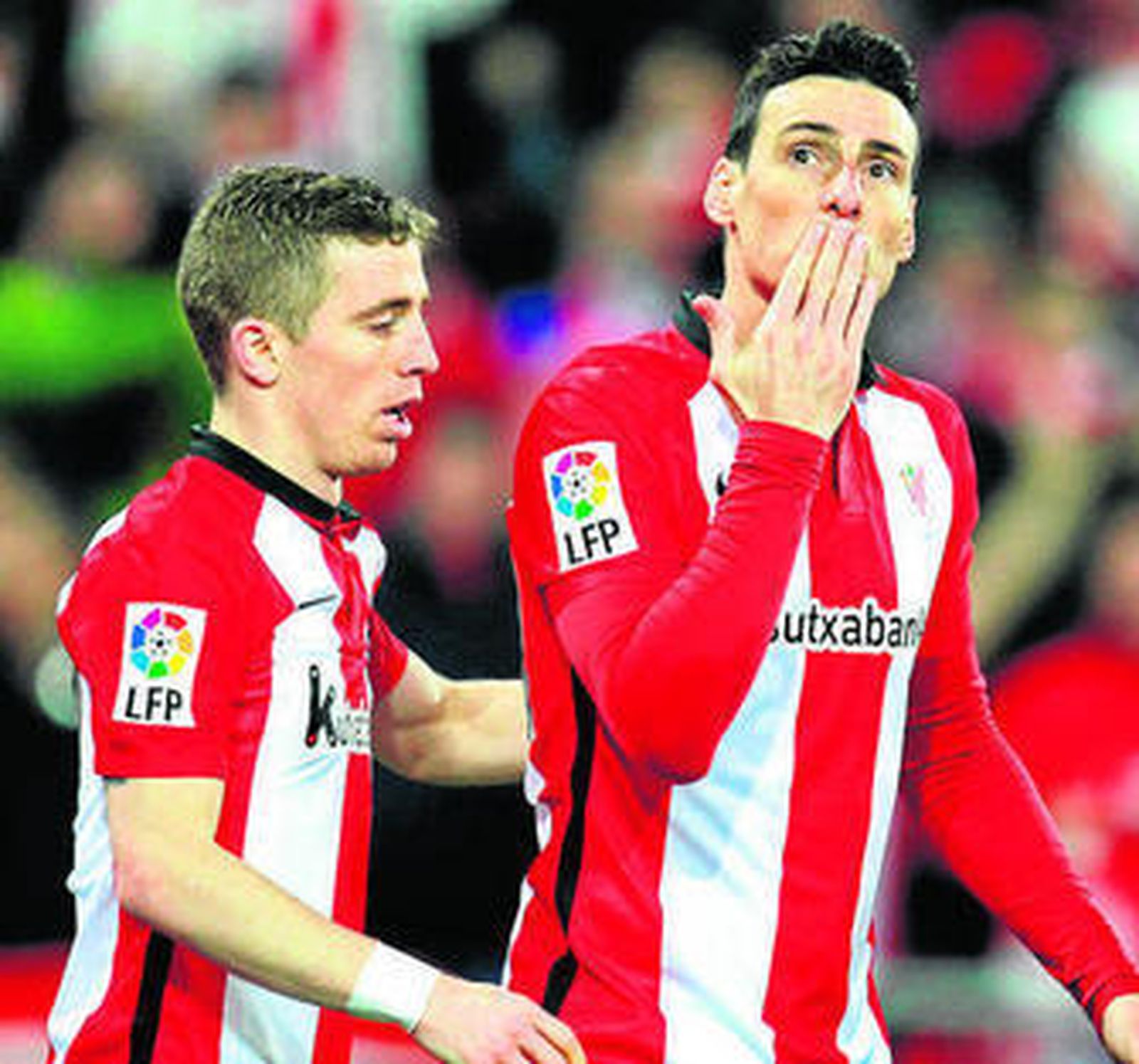 Aduriz celebra junto a Muniain uno de los tantos.