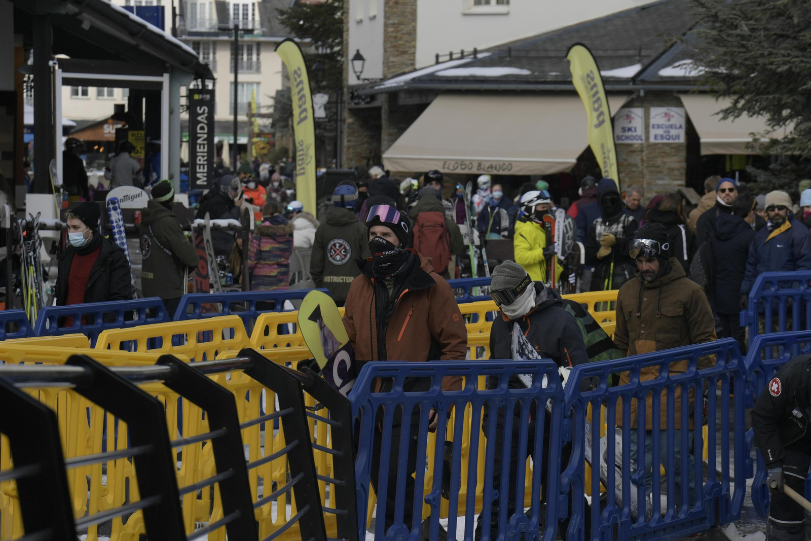 Fotos: así fue el primer día de la temporada de esquí en Sierra Nevada