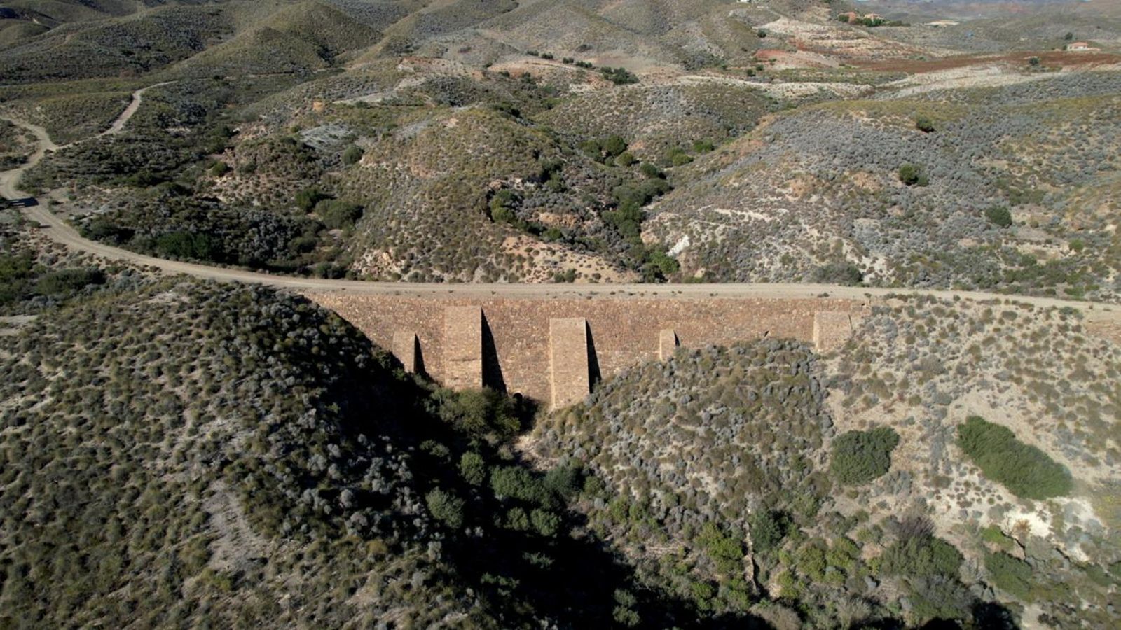Restos de la vía del ferrocarril que llevaba el mineral a la costa.