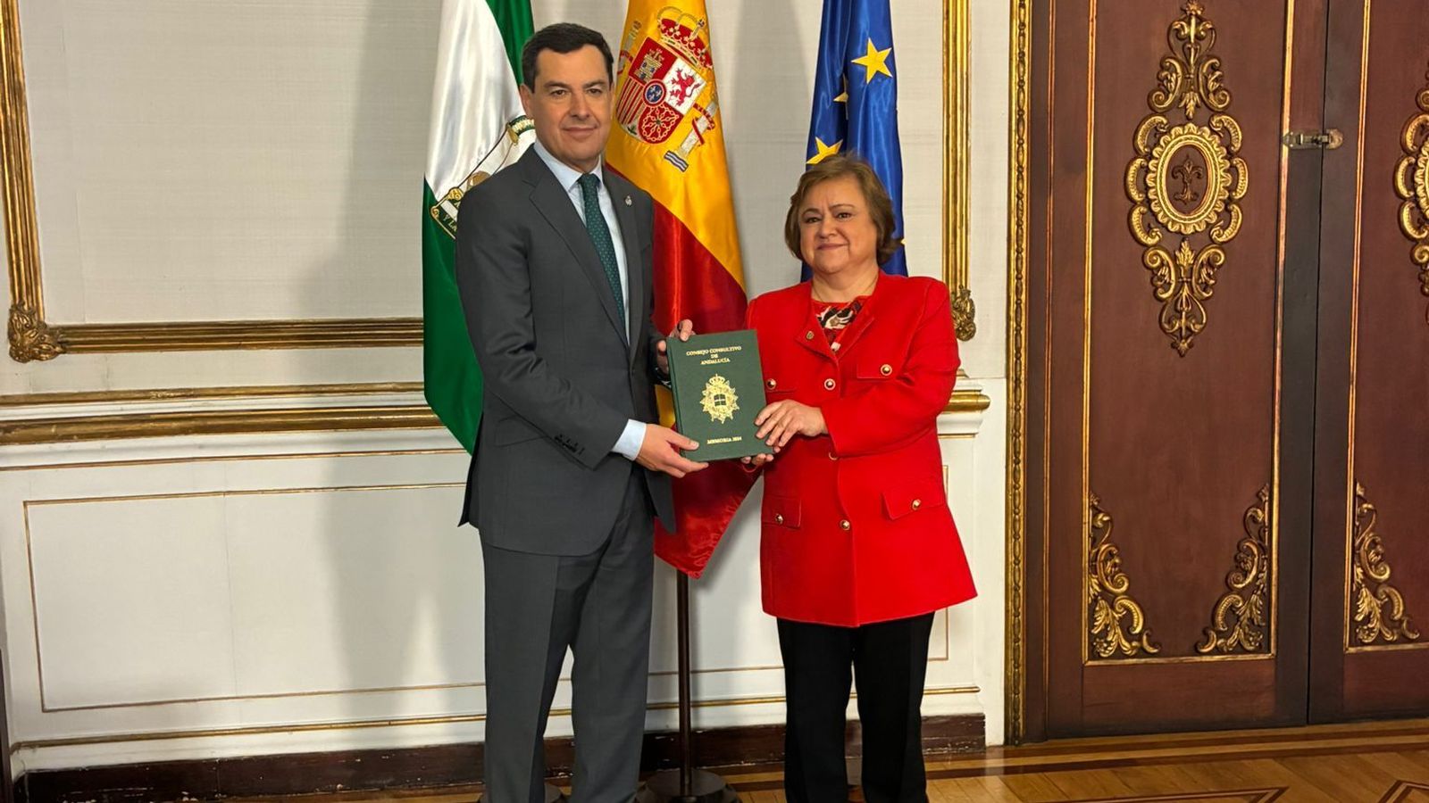 María Jesús Gallardo entrega  la Memoria del año 2024 al presidente de la Junta, Juan Manuel Moreno