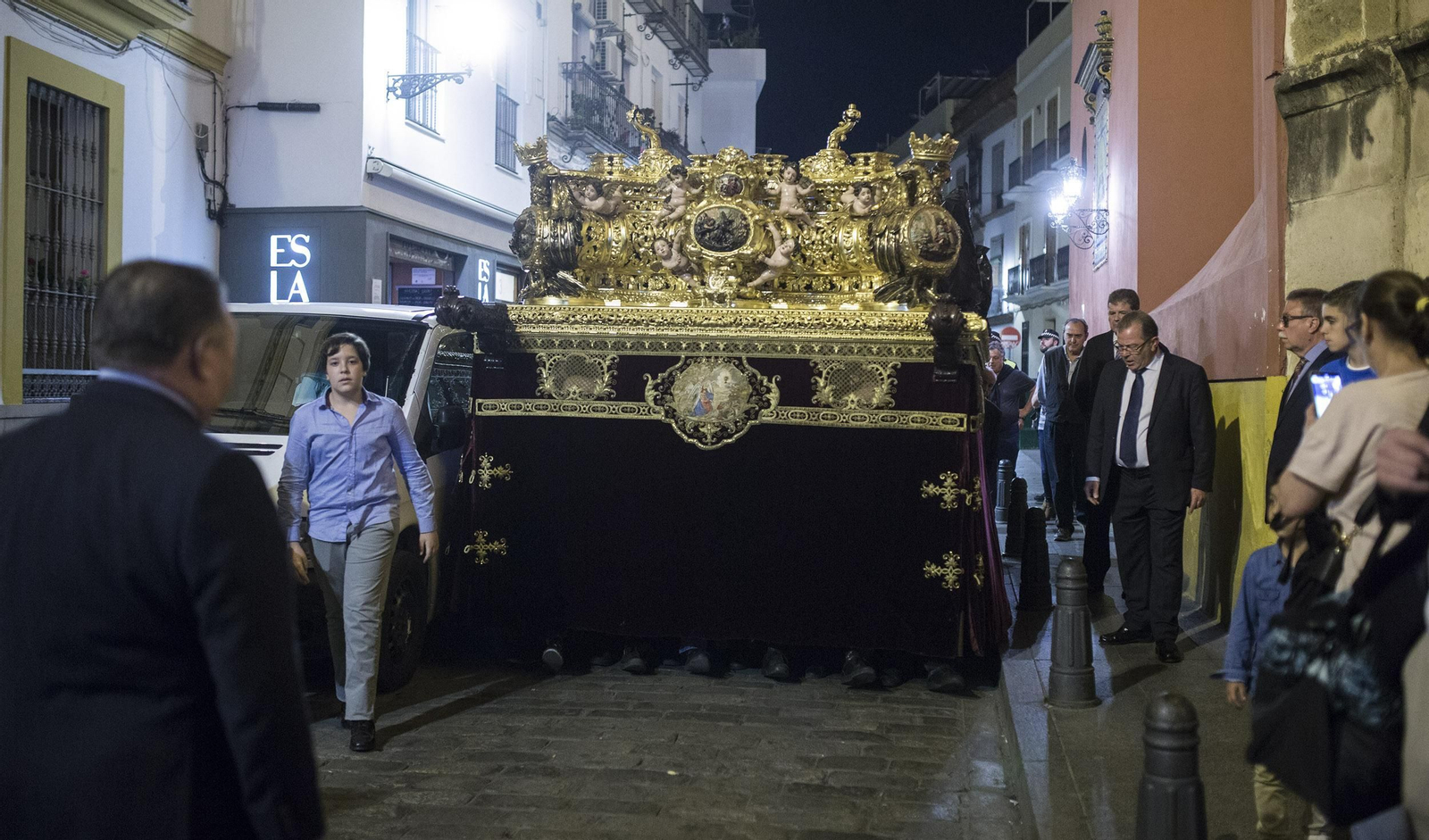 La subida del Señor del Gran Poder a su paso