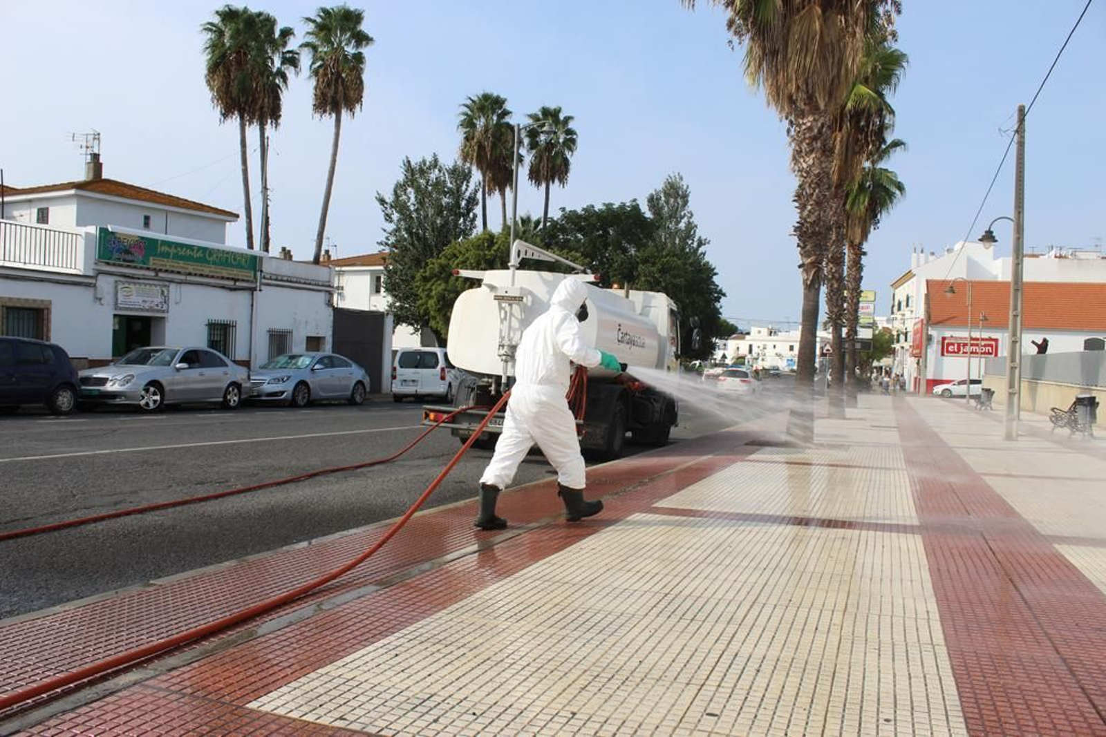 Operario realiza las labores de desinfección en Cartaya.