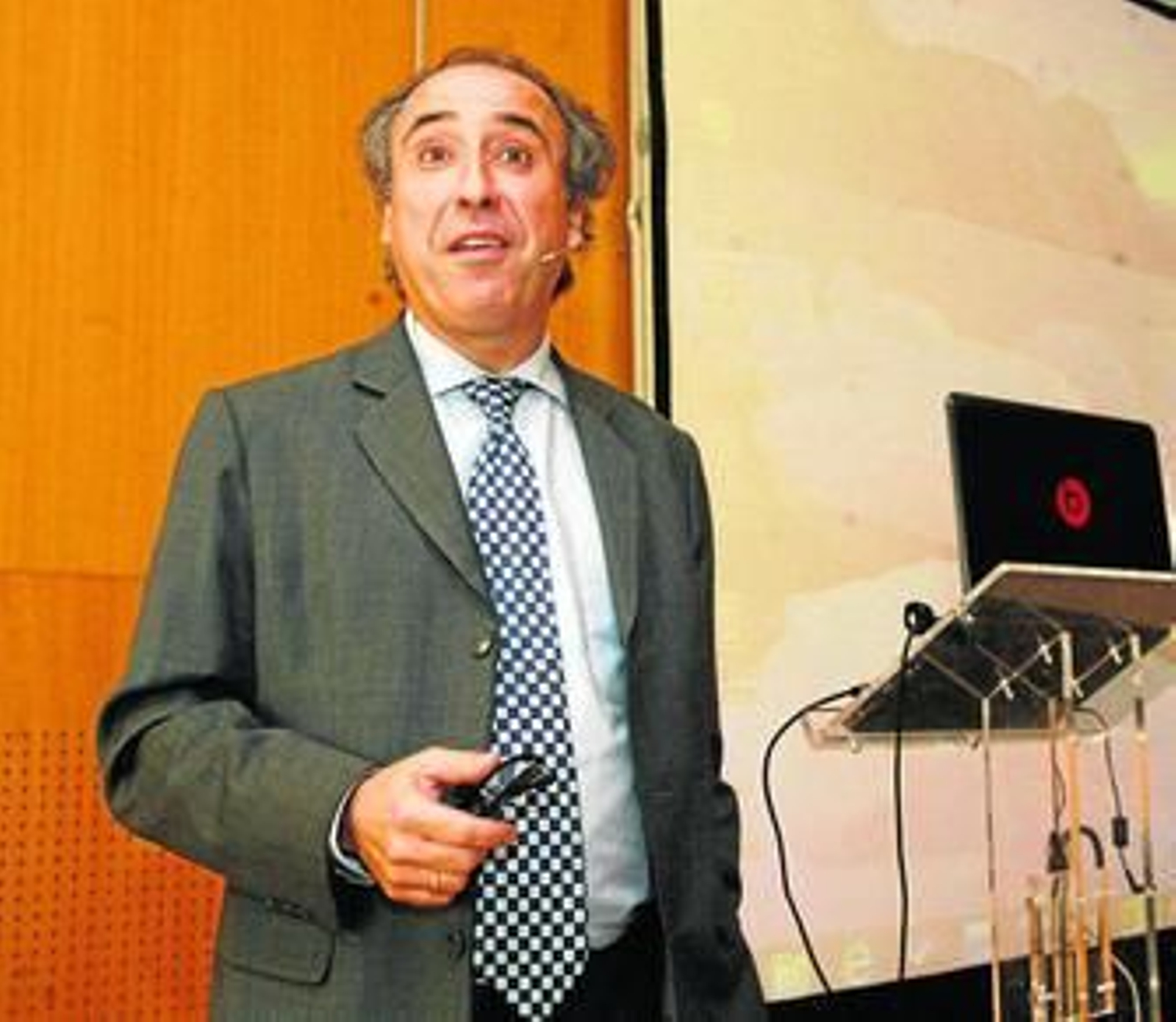 Emilio Duró durante su ponencia en el ETEA-Loyola 'Management Meetic'.