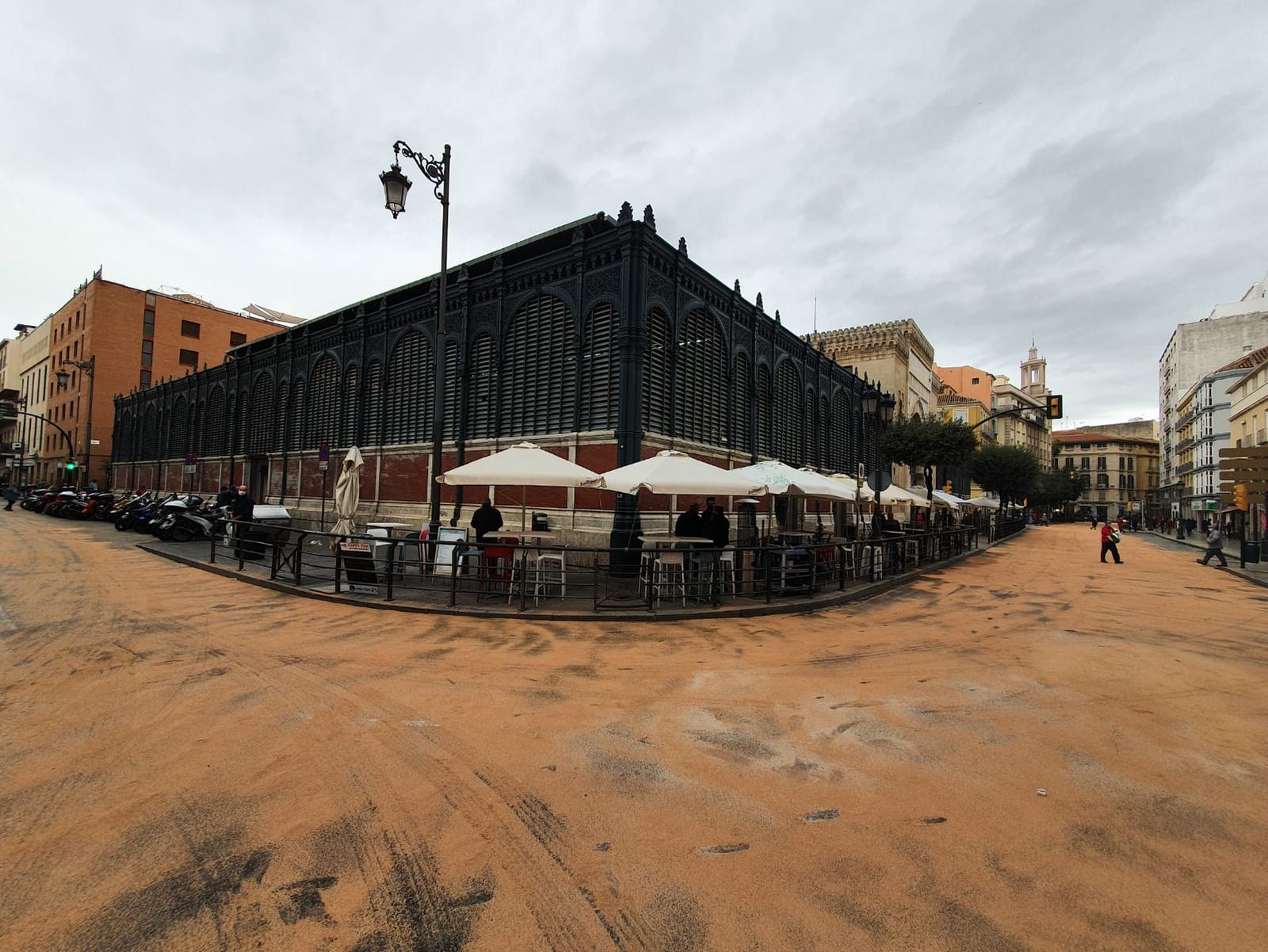 Capa de serrín extendida en la calle Atarazanas y Plaza Arriola tras el vertido de gasoil.