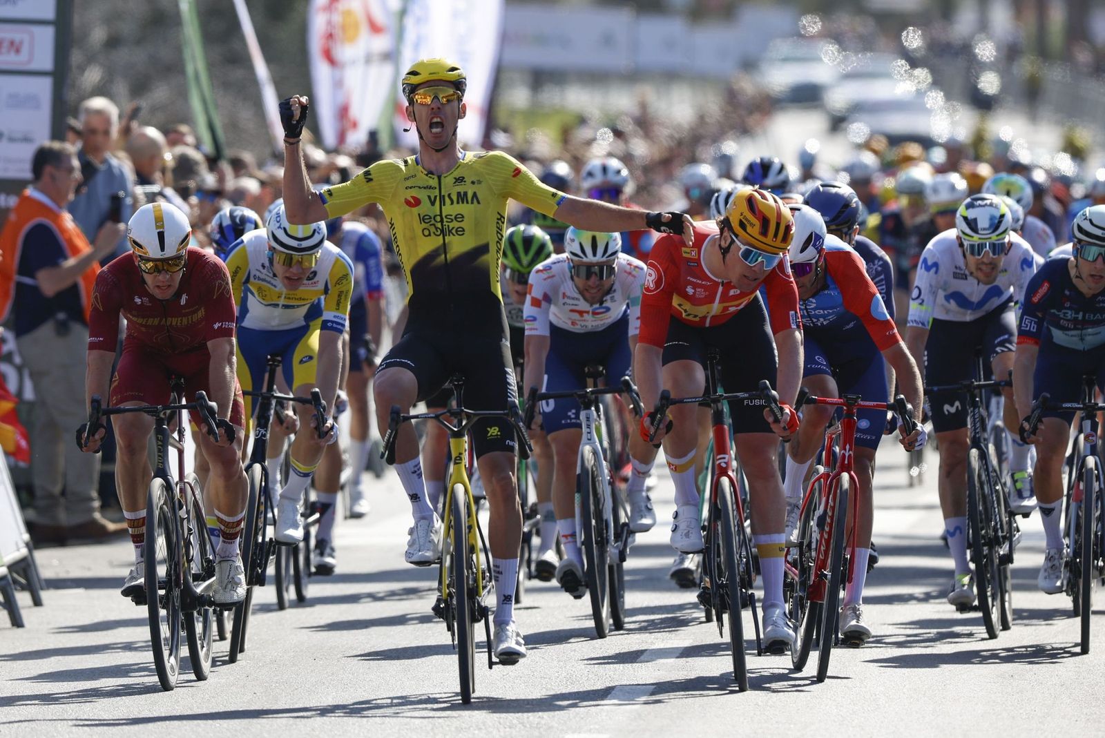 Laporte entra como ganador en la meta de Pizarra.