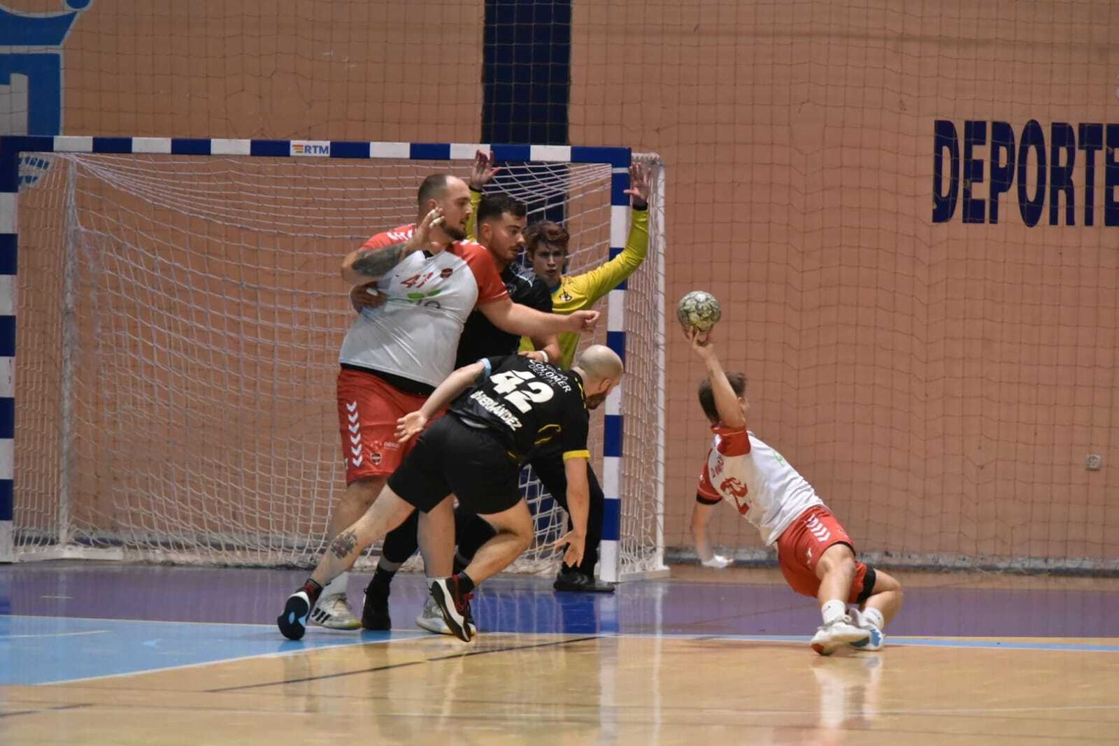 El Ciudad de Algeciras defiende un ataque del Triana.