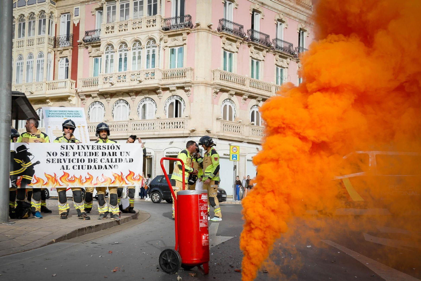 Imágenes de la manifestación de bomberos en Almería
