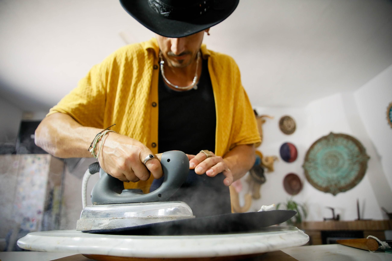 Imágenes del proceso creativo en sombreros de Alejandro Mateo