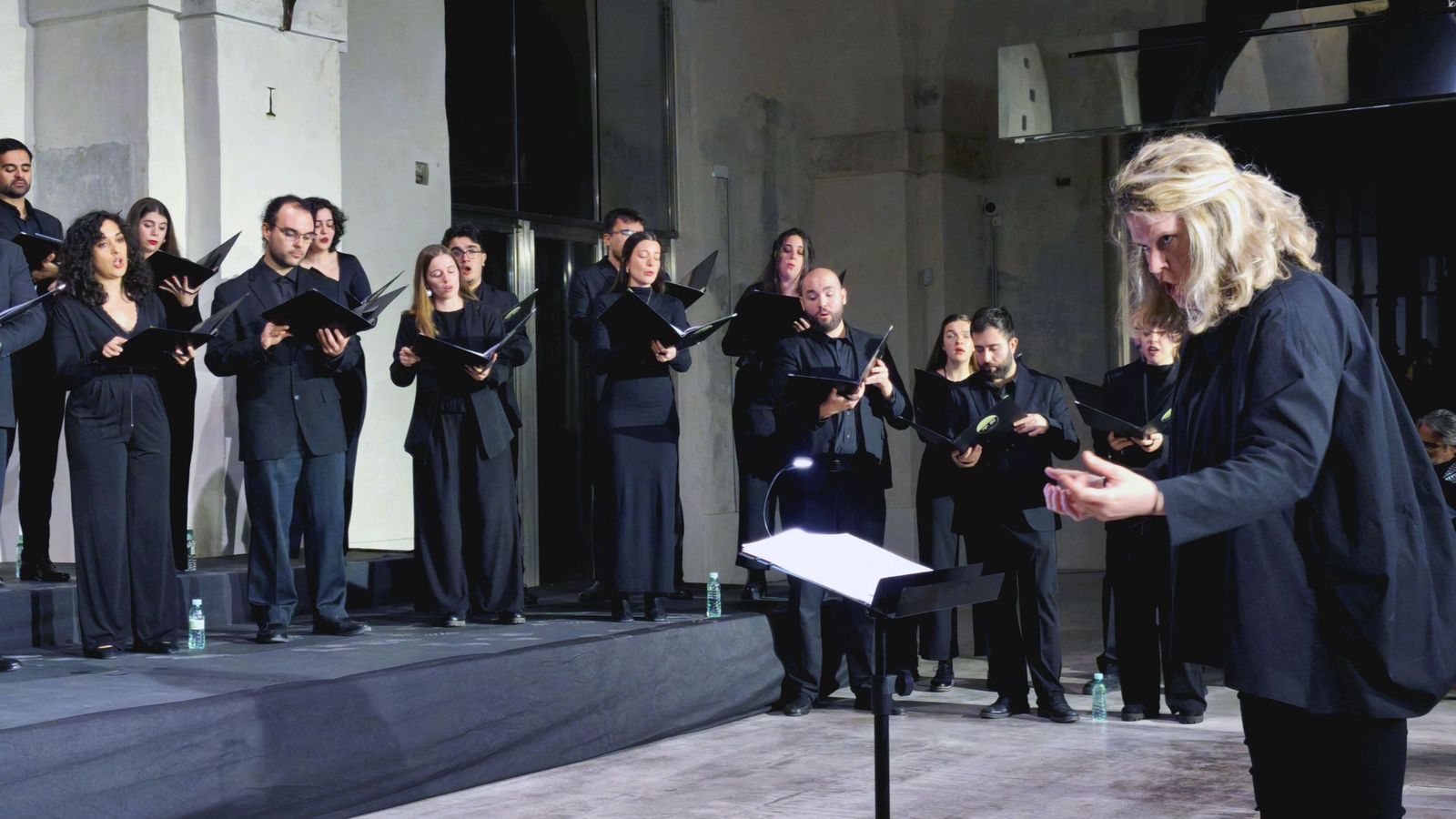Petra Grassi al frente del Joven Coro de Andalucía durante su actuación en Artillería