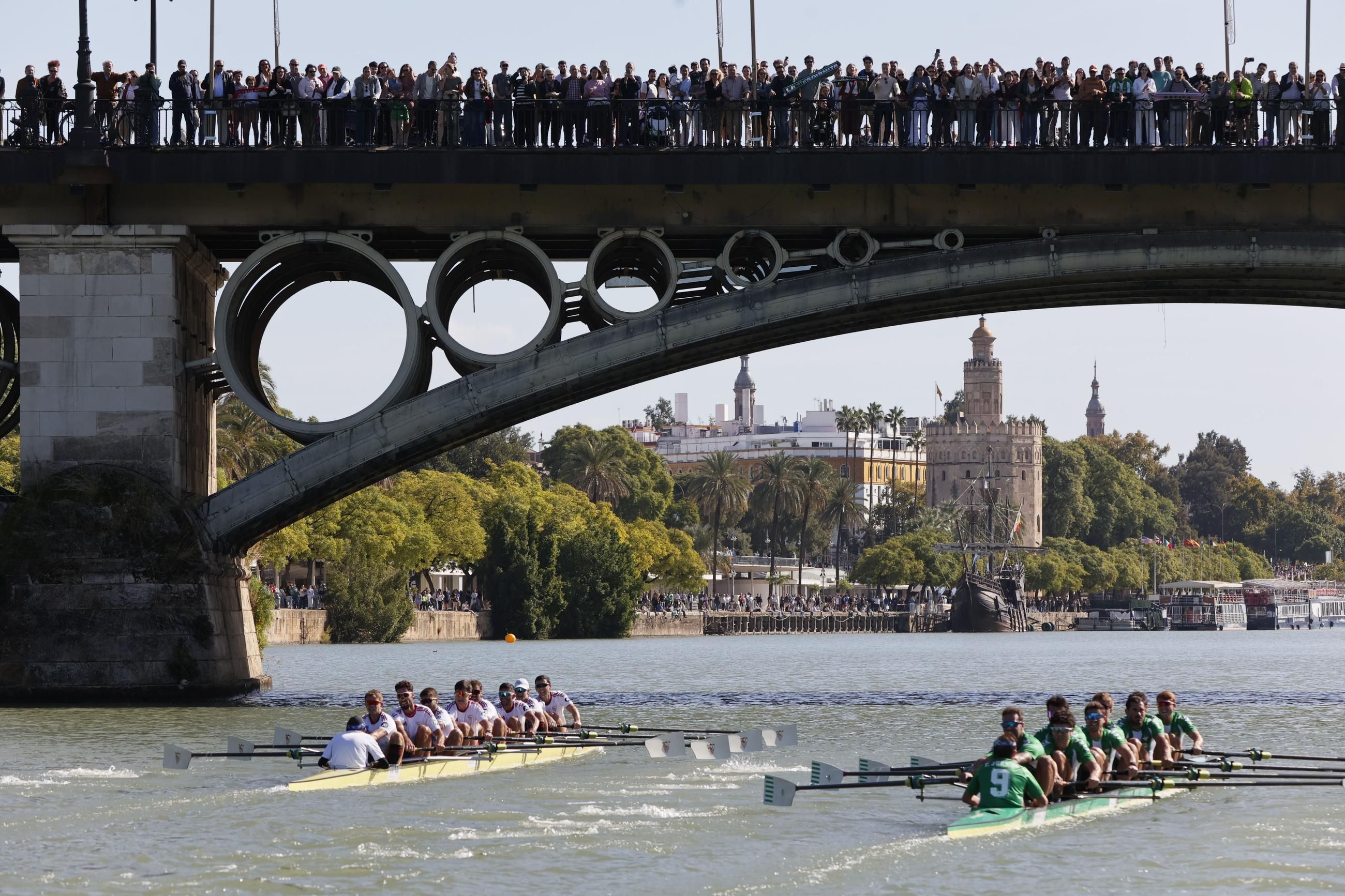 Éxito rotundo del nuevo formato de la Regata Sevilla-Betis con meta en la Torre del Oro pese a la polémica