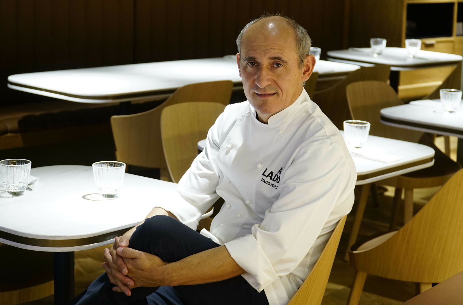 El chef Paco Pérez posa en su nuevo restaurante del Hotel Eme de Sevilla, Al lado.