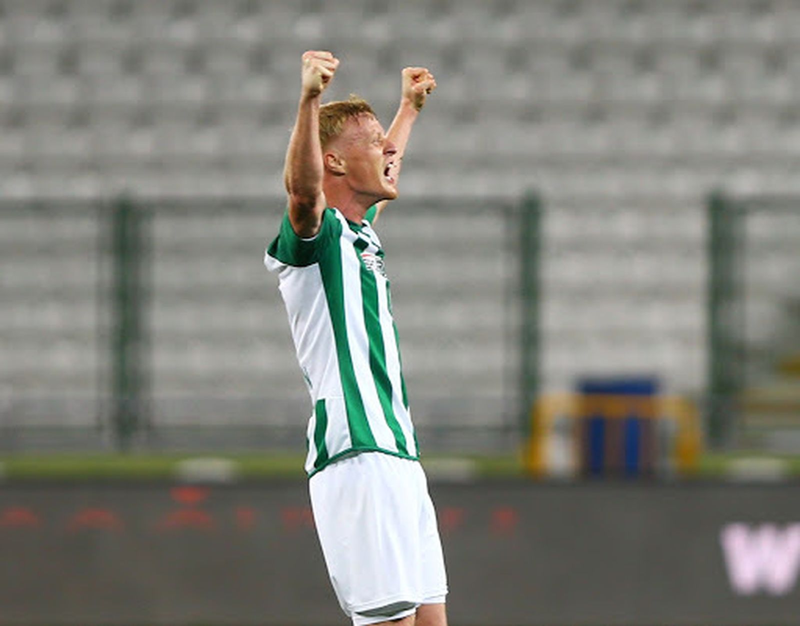 Jens Jonsson, primer danés en el Cádiz, celebra un gol.