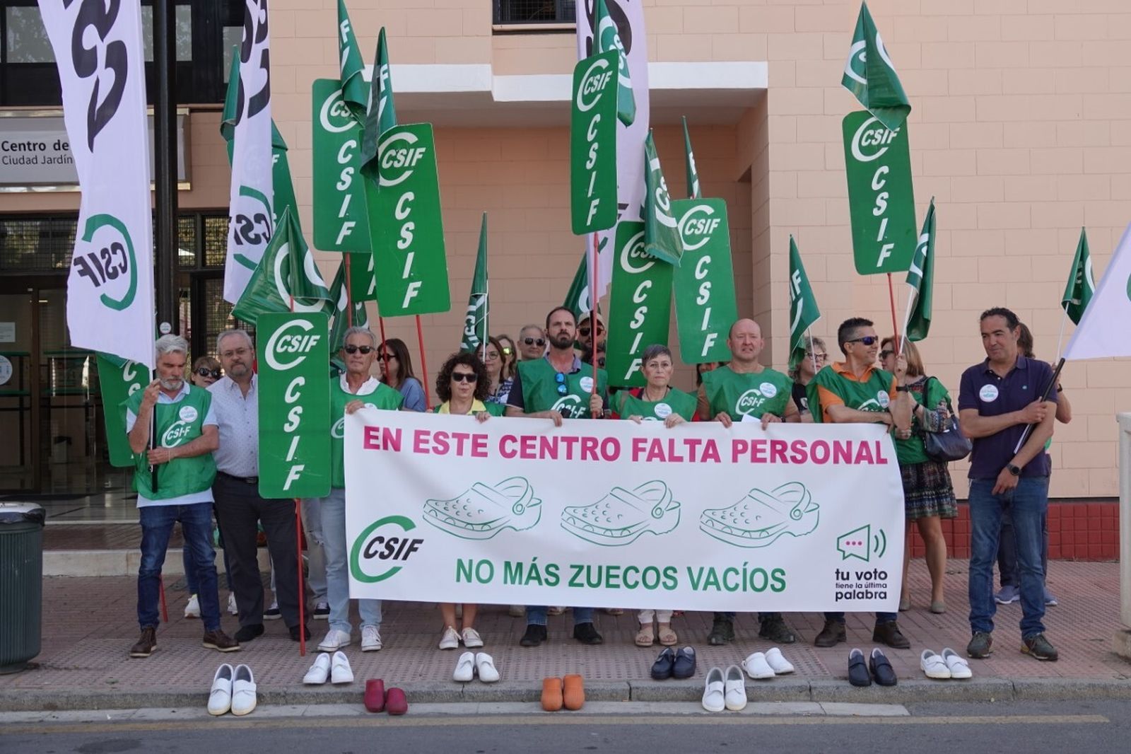 Concentración de protesta de CSIF ante las puertas del Centro de Salud de Ciudad Jardín