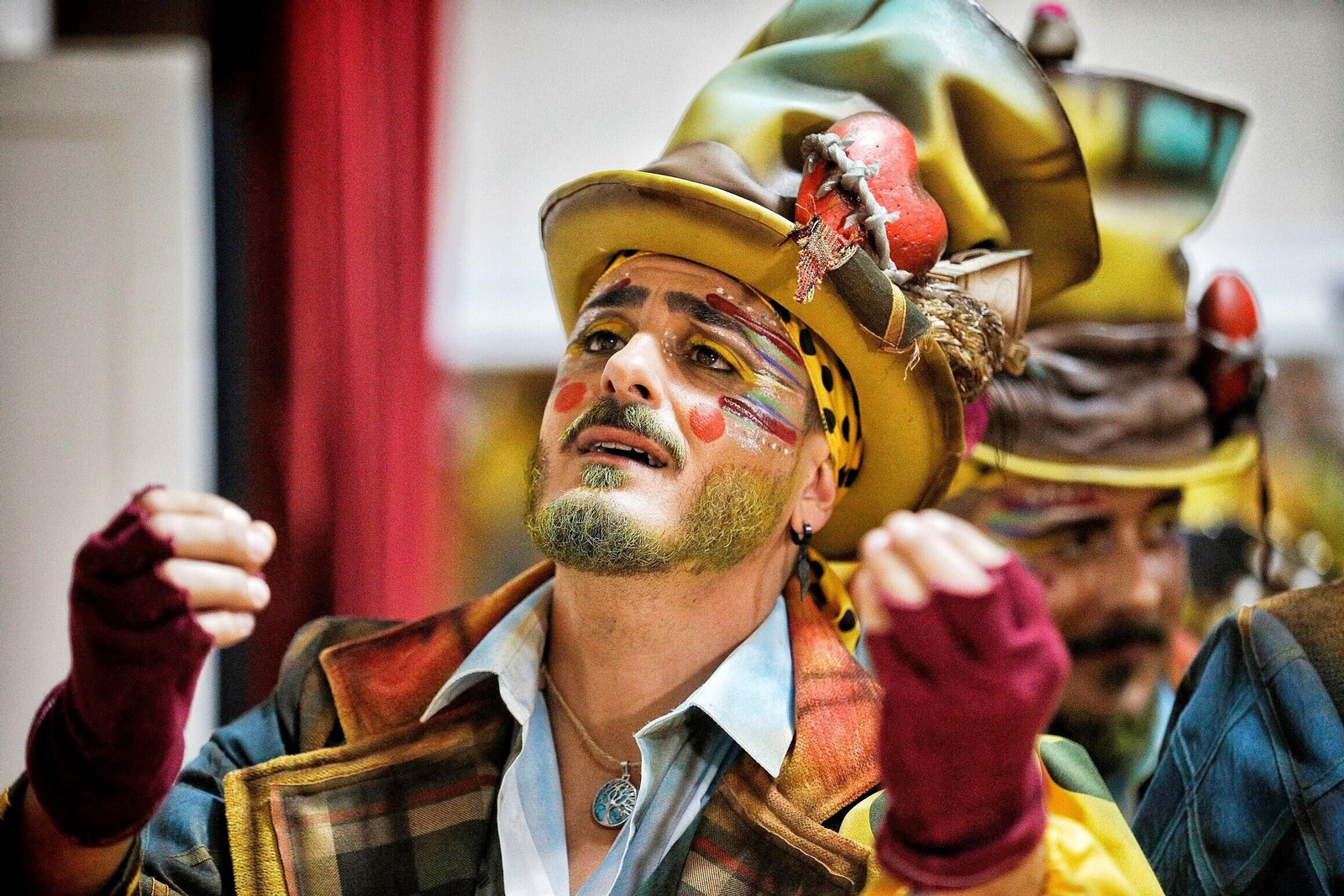 Comparsa 'Los poquito a poco' en camerinos