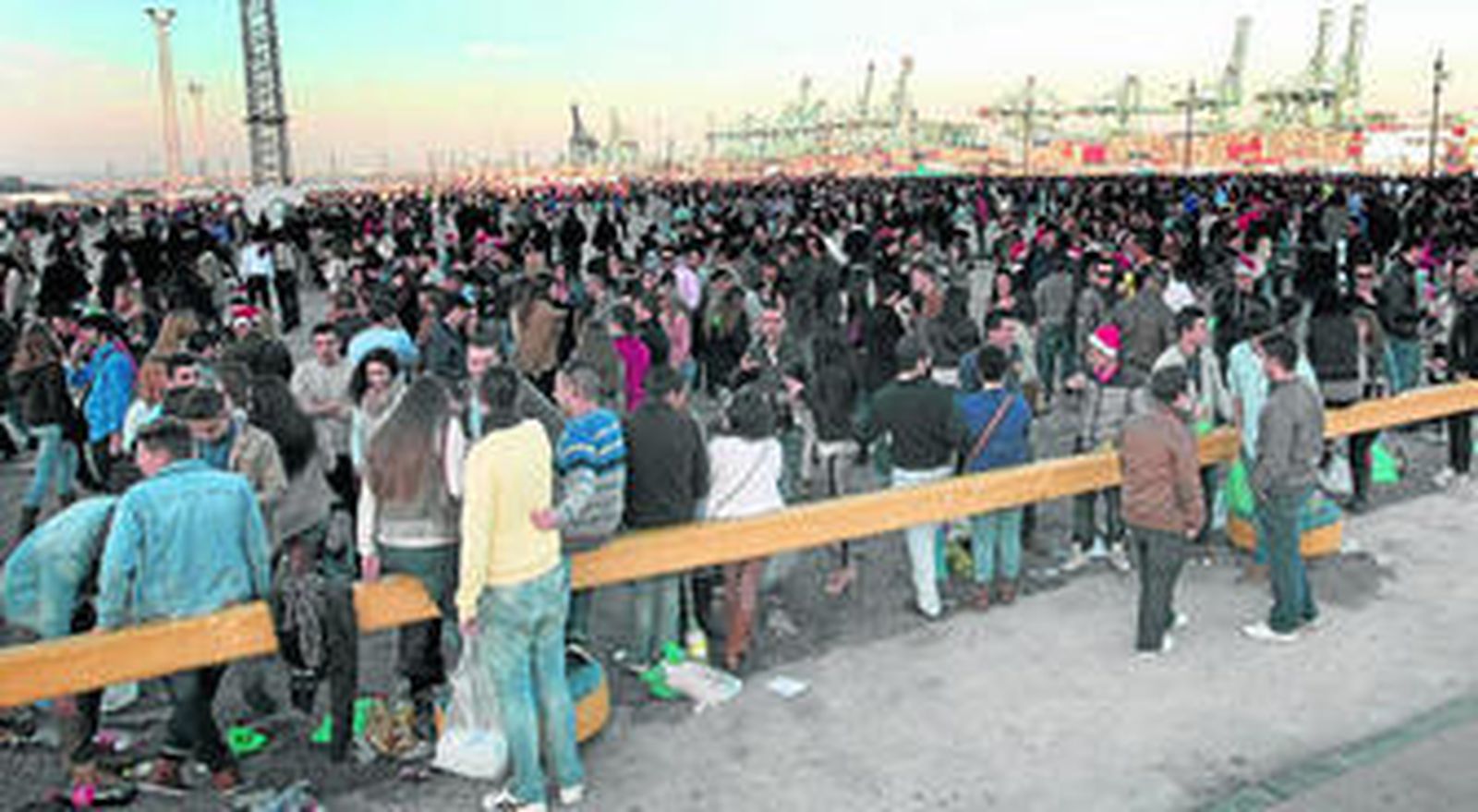 Cientos de personas celebran botellón el día 24 en el Llano Amarillo.