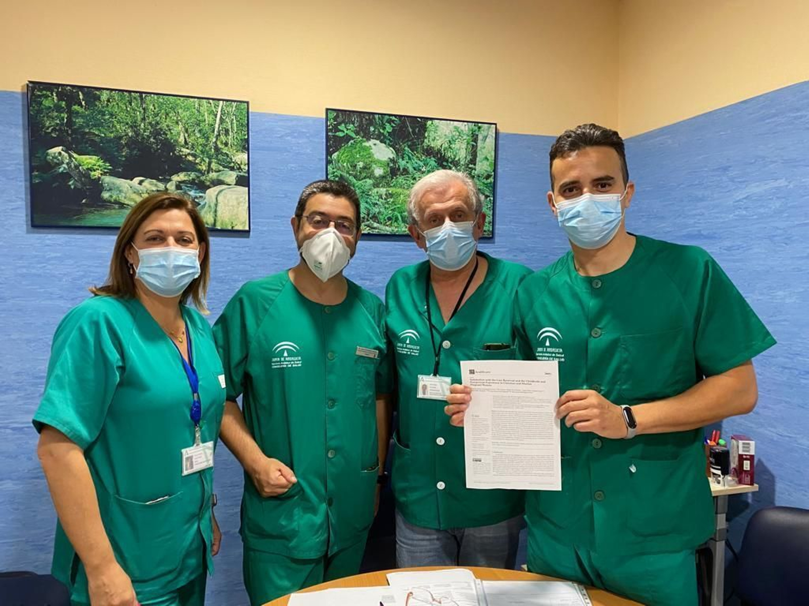 Los sanitarios que han publicado el artículo. Los sanitarios que han publicado el artículo.