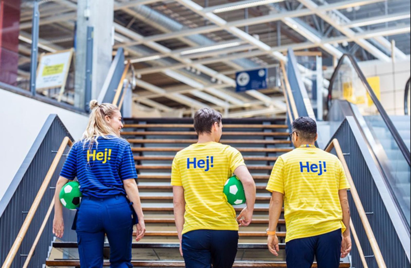 Trabajadores de IKEA con sus característicos uniformes