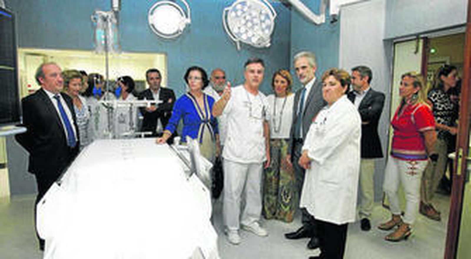 El equipo médico de Neurocirugía y Cirugía Vascular explica al consejero de Salud las prestaciones del nuevo angiógrafo.