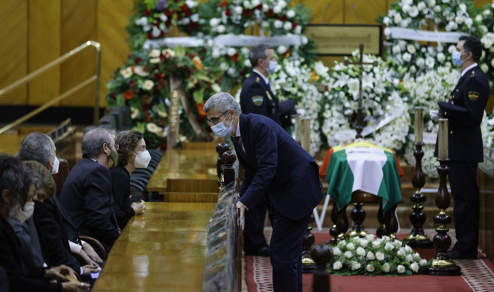 Las imágenes de la capilla ardiente de Manuel Clavero en el Parlamento de Andalucía