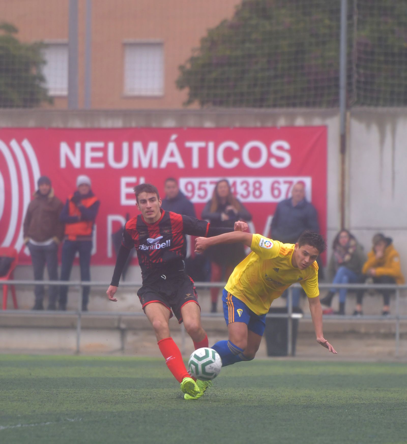 Un jugador del Séneca se anticipa y roba el balón a un rival del Balón de Cádiz.