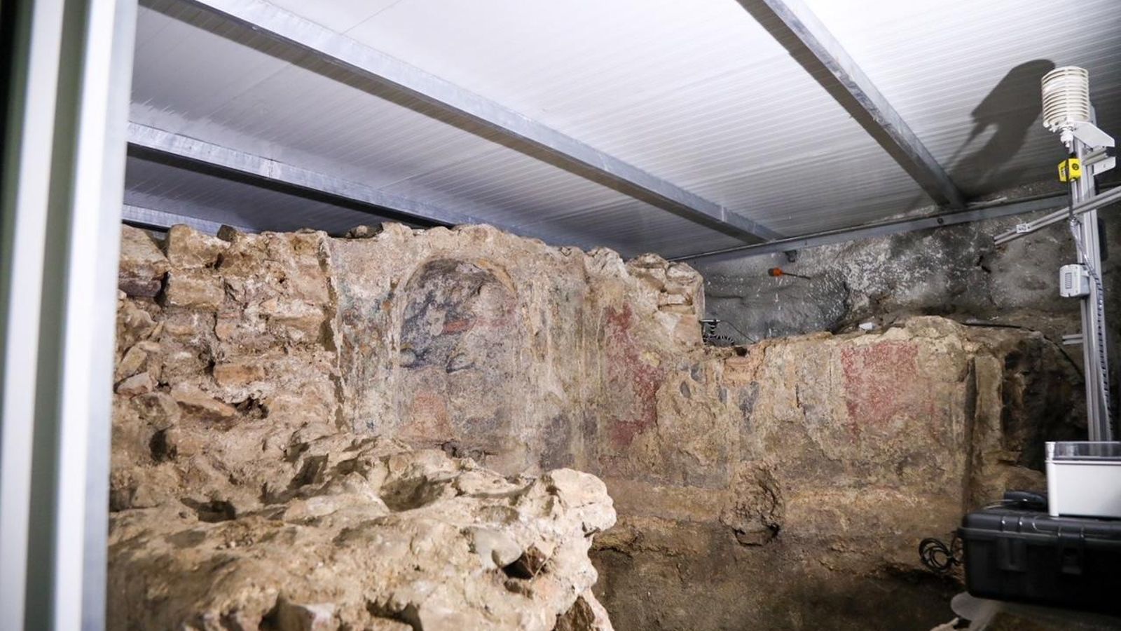 Restos de la fuente romana encontrada.