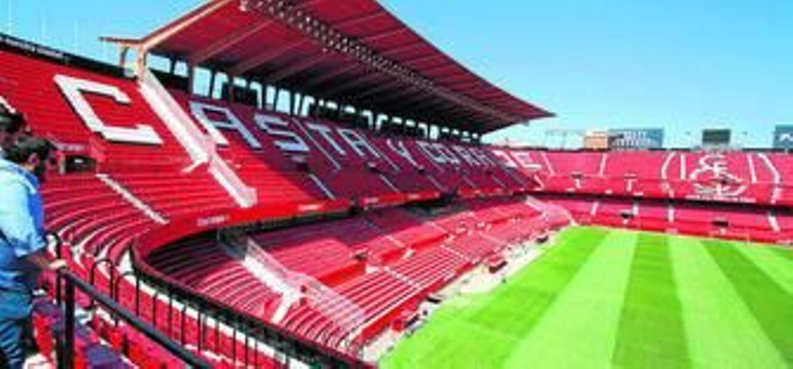 Imagen del Sánchez-Pizjuán desde voladizo, cuyas planchas de publicidad han sido bajadas 20 centímetros.