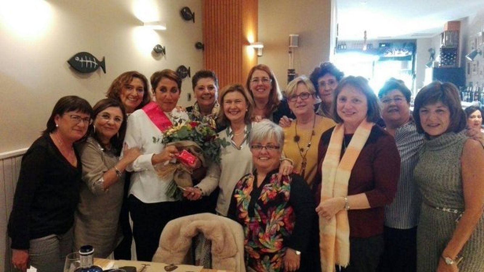 La homenajeada Lola Suárez Rubio, con Lola González, Carmen Rico, Maribel Pino, Macu Guillén, Inés Aragón, Charo Grosso, Conchi Martín, Rosa Sánchez, Gloria Beltrán, Victoria Manzano, Carmen García y María José Espigado.
