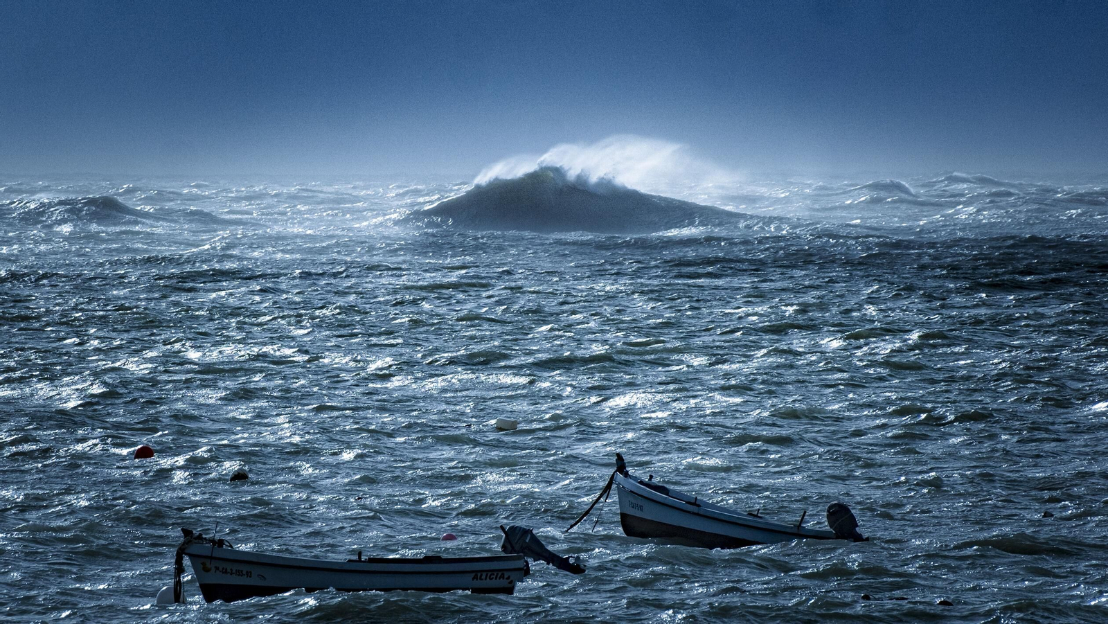 Un día de oleaje y viento en Cádiz