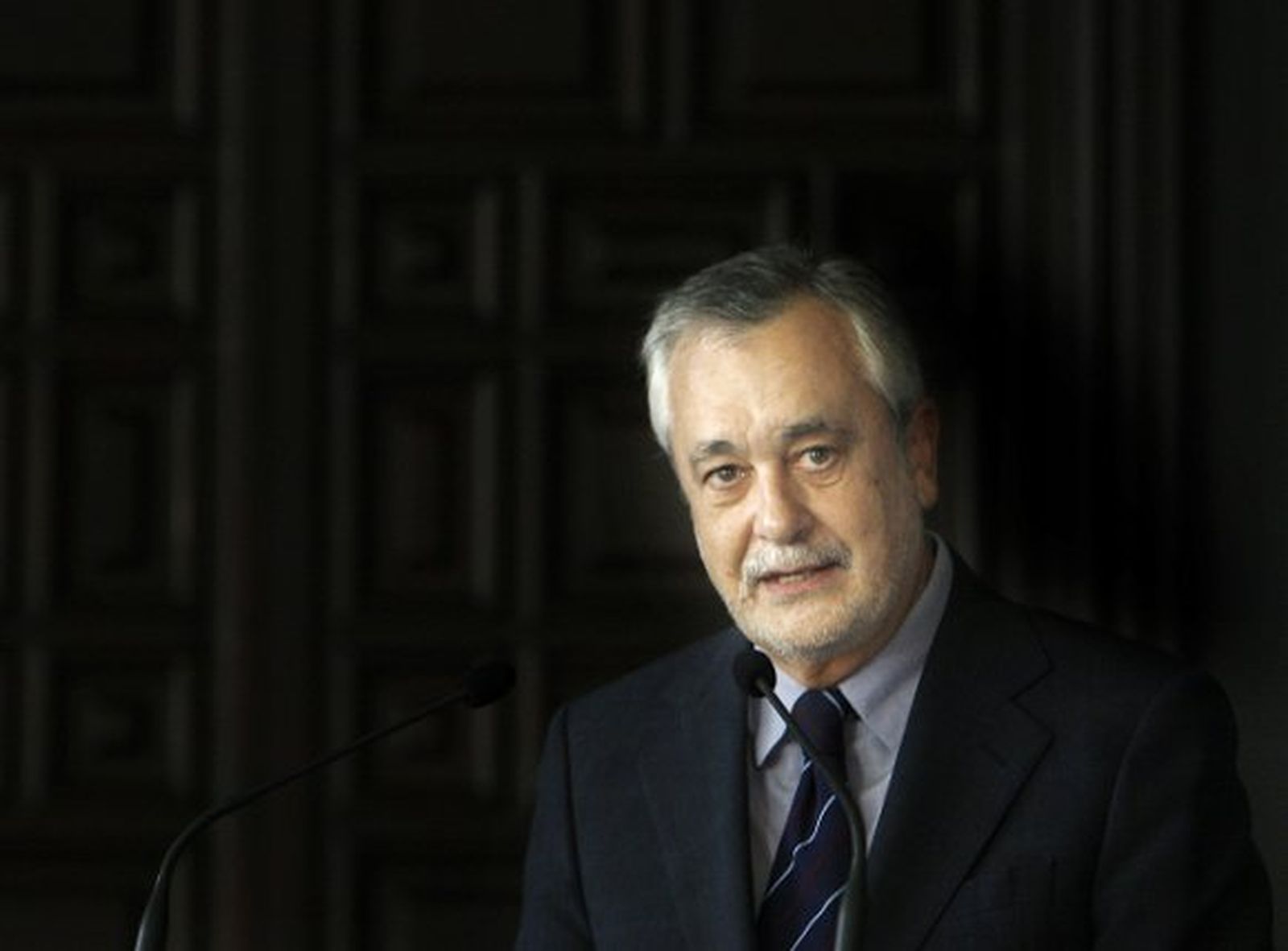 Griñán no tiene "ninguna duda" que IU no permitiría gobierno PP en Andalucía